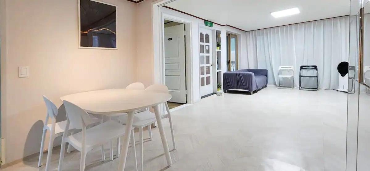 Apartment B-1 White Linen House *